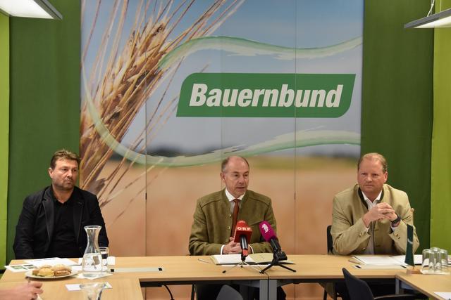 Landwirt Christian Mayr, Agrar-Landesrat und Bauernbund-Landesobmann Max Hiegelsberger und Bauernbund-Landesdirektor Wolfgang Wallner (v. l.).
Auch Christian Mayr (l.), Landwirt am Pöstlingberg, erlebt die Freizeitwirtschaft auf seinen Flächen immer intensiver. „Da gehen Leute direkt über die Wiesen und Wälder, lassen überall ihren Müll liegen oder lassen ihre Hunde frei laufen, als ob die Wiese ihnen gehören würde“.