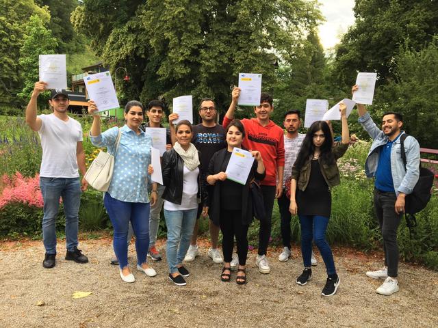 Freude über positiven Abschluss: Amin Azizi, Susan Haidari, Ali Najafi, Lina Ahmadi, Ramin Mirian, Elahe Yaqhubi, Hamid Mohammadi, Delavar Ghalam, Maya Amirova und Emal Arezo.
 | Foto: WIFI Amstetten