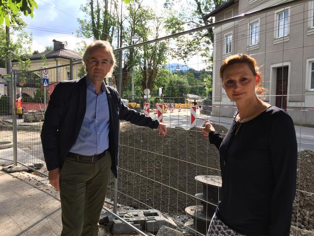 Die ÖVP-Gemeinderäte Stefanie Essl und Christoph Brandstätter bei der Baustelle in der Riedenburg. Sie orten Mängel in der Informationspolitik bei Baustellen.  | Foto: ÖVP