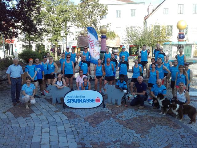 Das Zwickl Team, Sportstadtrat Josef Zlabinger (l.), Rudolf Damberger (1. Reihe 3.v.r.) von der Privatbrauerei Zwettl und von der Waldviertler Sparkasse Alexia Kletzl.