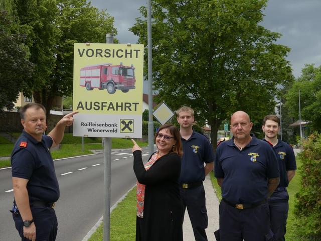 Feuerwehrkommandant Josef Ertl
Doris Theiler, von der Raiffeisenbank Wienerwald,
Leiter des Verwaltungsdienstes Martin Weinbub
Feuerwehrkommandant-Stellvertreter Harald Jokl und
Gruppenkommandant Phillip Görlich
