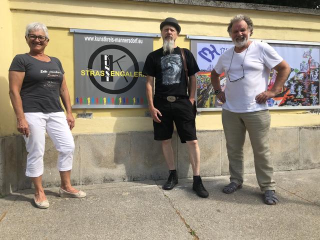 Elisabeth Mayer, Paul Otto Sukopp und Vereinsobmann Helmut Mauthner präsentieren die Bilder.