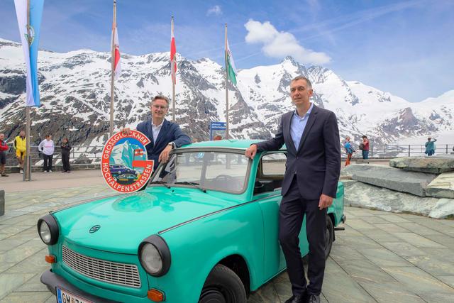 Mit dem Trabi am Großglockner:Johannes Hörl (Vorstand Großglockner Hochalpenstraßen AG) und Ralf Beste (Botschafter Bundesrepublik Deutschland in Österreich) | Foto: grossglockner.at