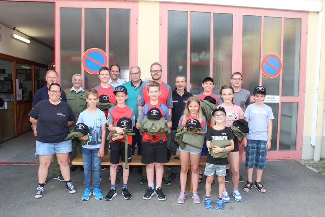 Die Jugendfeuerwehr der Gemeinde Neuhaus mit den Verantwortlichen Andreas Valda, Rudolf Rogatsch, Wolfgang Weber, Ernst Ruck und Reinhard Jud-Mund. | Foto: Gemeinde Neuhaus am Klausenbach