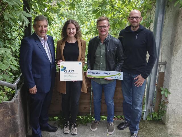 Bgm. Johann Schirnhofer, Victoria Allmer, Bgm. Gerald Klein und Reinhold Schöngrundner (v.l.) freuen sich über die Weiterführung des KLAR!-Förderprogrammes.  | Foto: KLAR! Naturpark Pöllauer Tal
