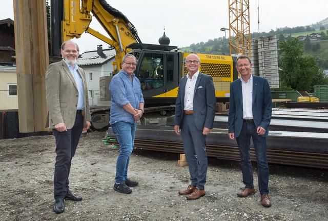 Baubeginn in Mittersill: Tauernklinikum-Geschäftsführer Franz Öller, Mittersills Bürgermeister Wolfgang Viertler, Landeshauptmann-Stellvertreter Christian Stöckl und Andreas Wimmreuter, Bürgermeister von Zell am See.