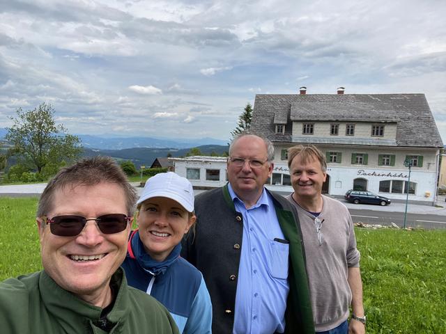 Karin und Werner Gröbl mit den Packer "Hausherren" vor dem Gasthaus Packerhöhe
