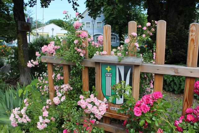 Der Ortsplatz wurde mit Blumen kreativ gestaltet | Foto: Staudinger