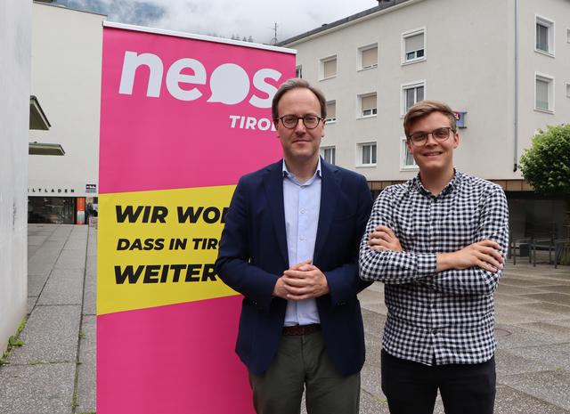 NEOS-Landessprecher Dominik Oberhofer und der Landecker NEOS-Sprecher Johannes Tilg: „Mehr Transparenz und viel ungenutztes Potential bei der Venet Bergbahn.“