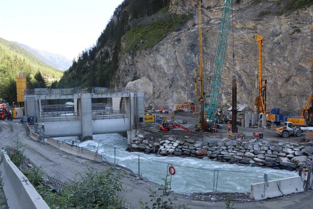 Sei April laufen die Arbeiten auf der GKI-Baustelle in Ovella unter Corona-Auflagen wieder auf Hochtouren. | Foto: Othmar Kolp