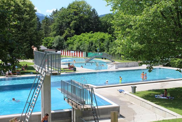 Das Alpenbad in Micheldorf bietet für seine Gäste ein vielfältiges Angebot und schattige Liegeplätze.