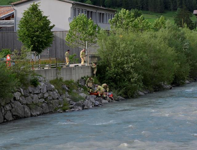 Die Feuerwehr Steeg barg den Mann aus dem Lech. | Foto: Zoom Tirol