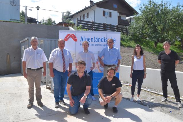 Die Projektverantwortlichen konnten am 1. Juli die Dachgleiche feiern. Im Bild (hinten, v.l.): Gemeinderat (GR) Josef Schreder, Bgm. Herbert Rieder, GR Emanuel Rieder, Markus Lechleitner (GF Alpenländische), Jennifer Salzmann (Alpenländische, Bauleitung) und Architekt Dietmar Jäger (Alpenländische, Planung) sowie vorne (v.l.) Martin Kern (Dipl. Ing. Kern Bau)
und Michael Moser (Dipl. Ing. Kern Bau).