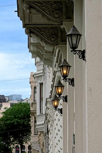 Die Vorderfront des Palais Schlick, sehr von der Seite betrachtet.