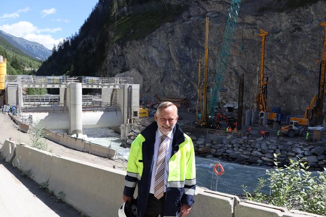 GKI-Geschäftsführer Johann Herdina beim Lokalaugenschein auf der Baustelle in Ovella.