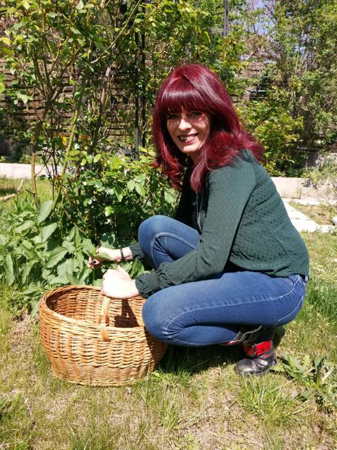 Andrea Skaloud in ihrem Kräutergarten am Rosenhügel