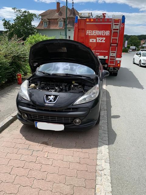 Im Motorraum eines Pkws kam es zur Brandentwicklung. | Foto: Feuerwehr Grafenschachen