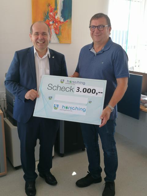 Hörschings Bürgermeister Klaus Wahlmüller erhielt den Scheck von Christoph Reder.
