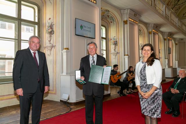 LH Hermann Schützenhöfer rund LR Doris Kampus zeichneten Franz Ortauf aus. | Foto: Land Steiermark/Foto Frankl