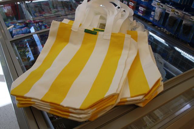 Diese selbstgenähten Taschen werden im Spark Markt in St. Anton für vier Euro verkauft – die Einnahmen kommen dem Jugendzentrum Homebase zugute.