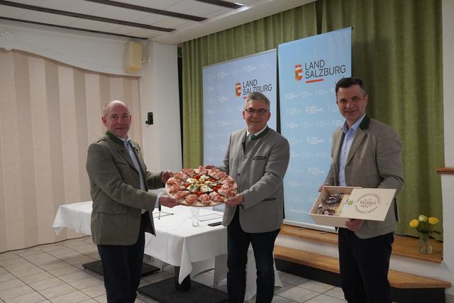Der oberösterreichische Argralandesrat Max Hiegelsberger übergibt den Vorsitz der Landesagrareferenten an seine Salzburger Kollegen Josef Schwaiger. Im Bild mit Landwirtschaftskammerpräsdenten Rupert Quehenberger.