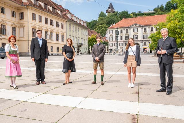 Karin Thierrichter, Emanuel Doppelhofer (Borg Birkfeld), LR Juliane Bogner-Strauß, Mathias Herwig Stöfan (Bischöfliches Gymnasium Graz), Akira Pucher (GIBS Graz) und Archivdirektor Gernot Obersteiner überreichten gemeinsam die Tremel-Medaillen (v.l.)