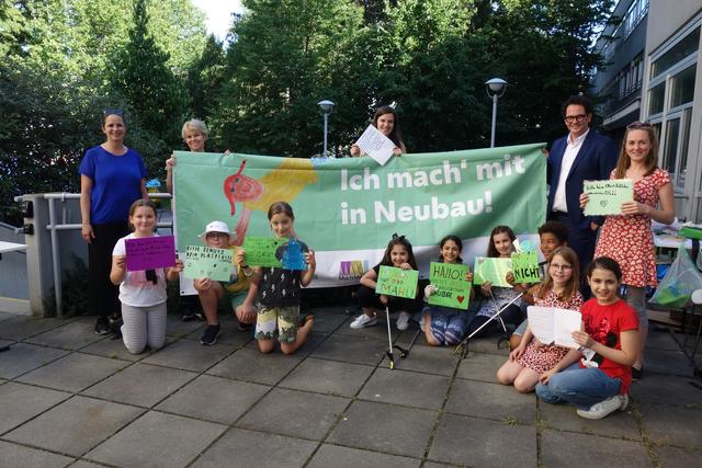 Die Schülerinnen und Schüler präsentieren stolz ihre Ideen und Voschläge für den 7. Bezirk.