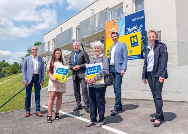 Bürgermeister Andreas Pichler (Lichtenau), Mieterin „Junges Wohnen“ Nirvana Eichhorn, Landesrat Martin Eichtinger, Mieterin „Betreutes Wohnen“ Emma Gerstl, Oliver Hruby, WETgruppe, Doris Lintner, WETgruppe