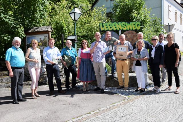Bei der Wanderpass-Präsentation in Gutenbrunn (v.l.):
Bürgermeister Josef Riegler (Münichreith-Laimbach), Obmann-Stellvertreterin Veronika Schroll (Verein Lebensweg), Waldviertel Tourismus-Geschäftsführer
Andreas Schwarzinger, Leaderregions-Obmann Dieter Holzer, Ingrid Kleber, Lebensweg-Initator Dieter Juster, Leaderregions-Geschäftsführer Thomas Heindl,
Obmann Konrad Friedl (Verein Lebensweg), Manfred Hackl (Verein Lebensweg), Bürgermeisterin a.D. Angela Fichtinger (Bad Traunstein), Bürgermeisterin Adelheid
Ebner (Gutenbrunn) und Vera Serdinsek (Leaderregion).