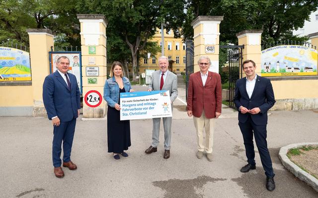 V.l.: Mobilitätsstadtrat Franz Dinhobl, Leiterin der Volksschule Sta. Christiana Martina Leipelt, Bürgermeister Klaus Schneeberger, Leiter der NMS Sta. Christiana Andreas Kastner und Bildungsstadtrat Philipp Gruber.