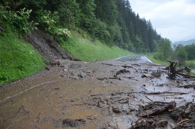 Die Straße war nach einem Murenabgang gesperrt.
