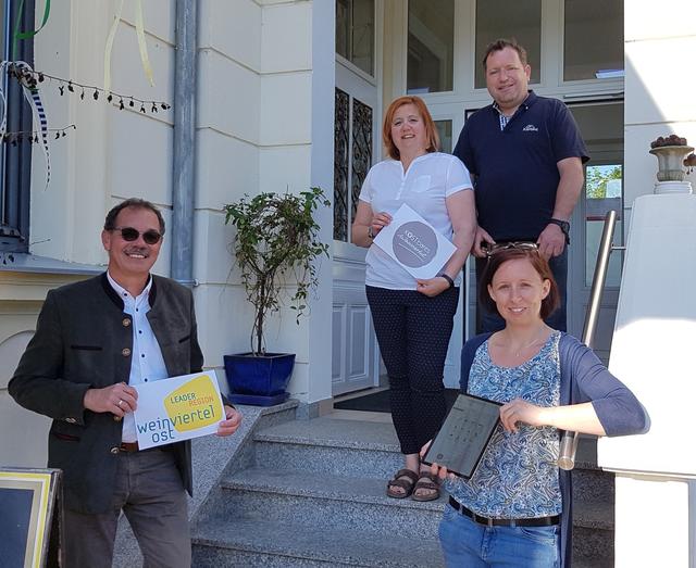 Alexandra und Markus Steiner von Steiners Café und Restaurant in Ladendorf sind begeistert vom neuen Tool auf der Datenbank des KOST.baren Weinviertels. LEADER-Obmann Kurt Jantschitsch und LEADER-Geschäftsführerin Christine Filipp stellen es persönlich vor.