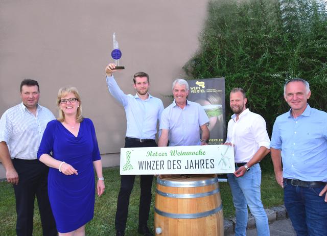 Die Trophäe holten sich Jungwinzer Martin mit Papa Sepp Heinzl (Mitte).
Obmann vom Bezirksweinbauverein Retz Hannes Graf, Ulli Hager (Geschäftsführerin Weinviertel DAC), Martin und Josef Heinzl, Robert Plank (Vertreter von Vöslauer Mineralwasser), Obmann Karl Hindler