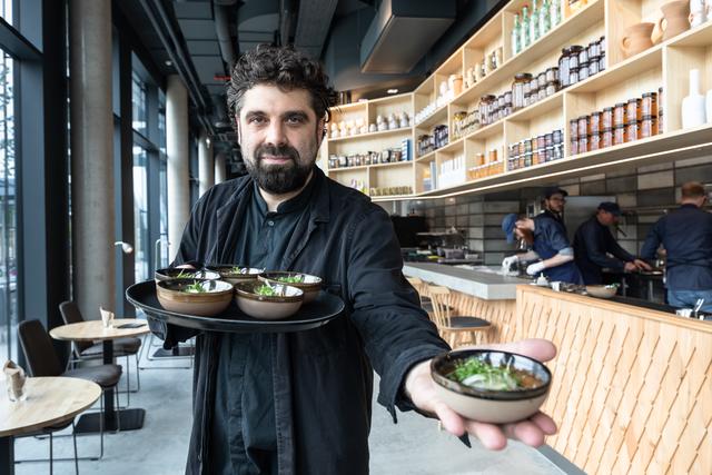 Hereinspaziert: Konstantin Filippou lädt in seine Arravané Kantina.