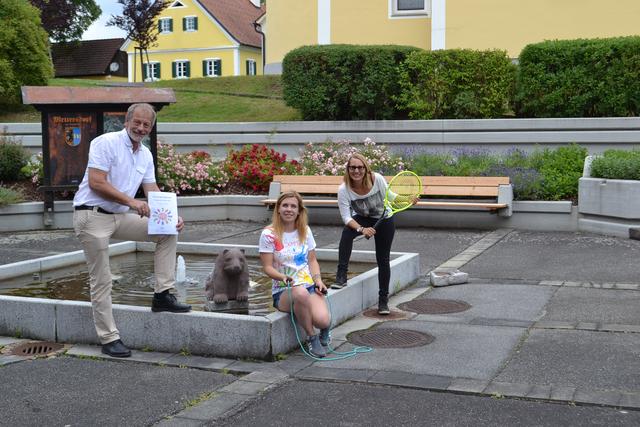 Mettersdorfs Bürgermeister Johann Schweigler mit Lisa Wallner und Claudia Rauch (v.l.).