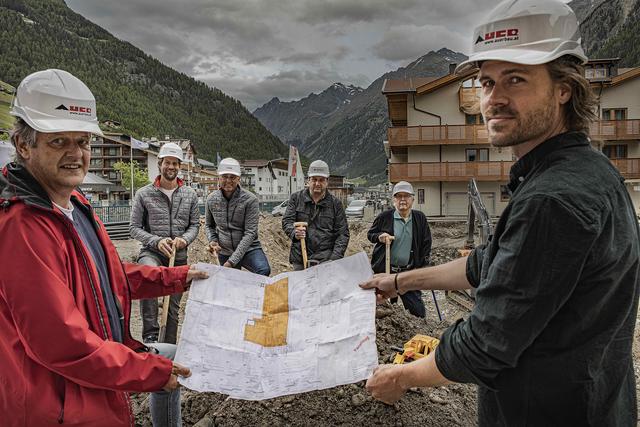 Freude über den Baustart bei Bauleiter Christoph Neuner (Arch OMO), Projektleiter Dominic Kuen (Ötztal Tourismus), Oliver Schwarz (Direktor Ötztal Tourismus), dem Ötztaler Baumeister Stefan Auer, Obmann Bernhard Riml (Ötztal Tourismus) und Architekt Felix Fehr (Arch OMO), (v.l.n.r.).
