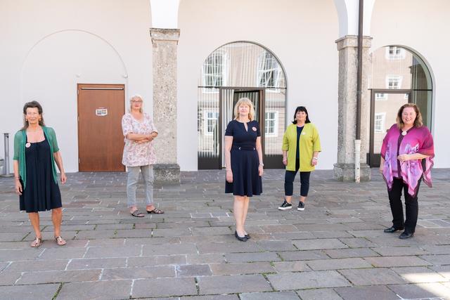 Doris Weißenberger, Frauenhaus Hallein, Sozialstadträtin Anja Hagenauer, Birgit Thaler-Haag, Frauenhaus Salzburg, LAbg. Karin Berger und LAbg. Karin Dollinger (v.l.).