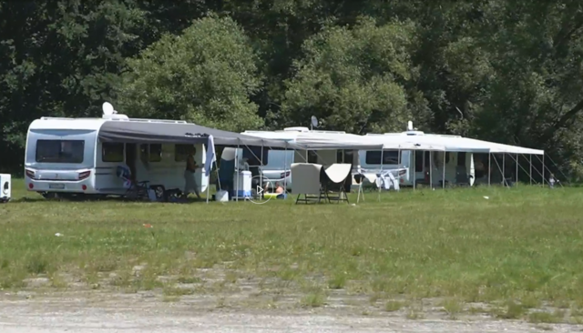 Das Volksfestgelände hat sich in einen Campingplatz verwandelt. Nicht zur Freude aller.