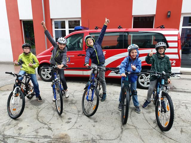 Nach der bestandenen Radfahrprüfung können die Schüler bald in die Ferien starten.