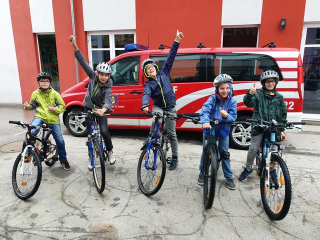 Nach der bestandenen Radfahrprüfung können die Schüler bald in die Ferien starten. | Foto: Privat