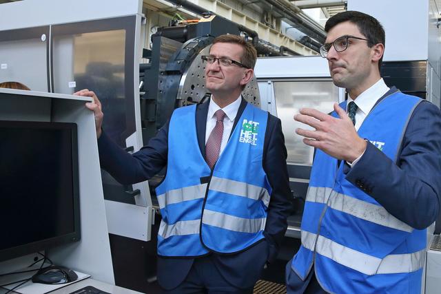 Im Vorjahr war die Firma Engel mit Innovationen im Bereich der Kunststoffverarbeitung unter den oberösterreichischen Unternehmen mit den meisten Erfindungen. Im Bild: Wirtschafts- und Forschungs-Landesrat Markus Achleitner (links) mit CEO Stefan Engleder bei einem Betriebsbesuch bei der Engel Austria GmbH 2019 | Foto: Land OÖ/Daniel Kauder
