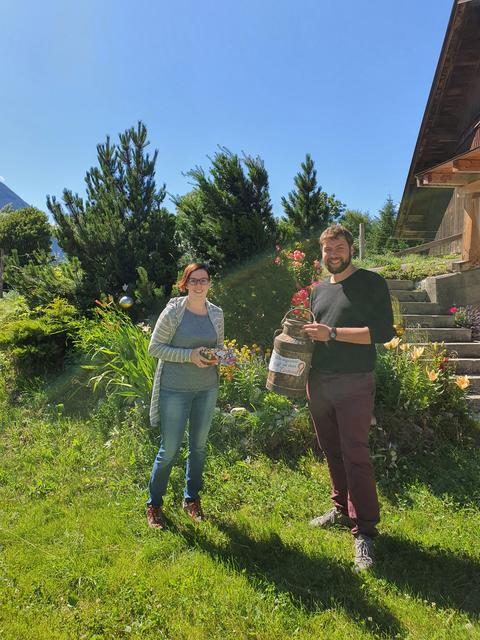 Helene aus Dölsach mit Bezirksobmann Simon Staller bei der Preisübergabe.