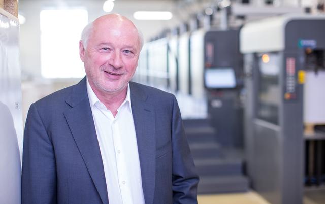 Gerhard Aichhorn, Eigentümer und Geschäftsführer von Samson Druck: “Mit dem neuen, antimikrobiellen Dispersionslack können wir Drucksorten jeglicher Art produzieren, bei denen die Keimlast ebenso zuverlässig wie permanent reduziert und damit eine Übertragung von Viren praktisch ausgeschlossen wird."