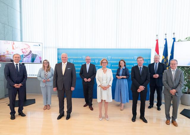 Die Vorstände Konrad Kogler und Helmut Krenn bei der Präsentation des Investitionspakets mit Landeshauptfrau Johanna Mikl-Leitner und Vertretern der NÖ Landesregierung.

 | Foto: NLK Filzwieser 