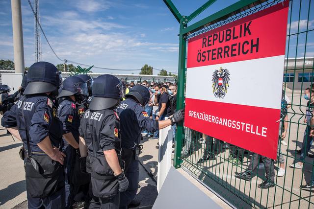 Bei der Grenzschutzübung stellten Polizeischüler Migranten dar, die über die Grenze wollen.