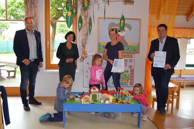 Kinder: Alina Thurner, Daniel Hengst, Emilia Seidl
Bürgermeister Patrick Layr, Gabriele Rabl , Franz Haumer und Landtagsabgeordnete Margit Göll
