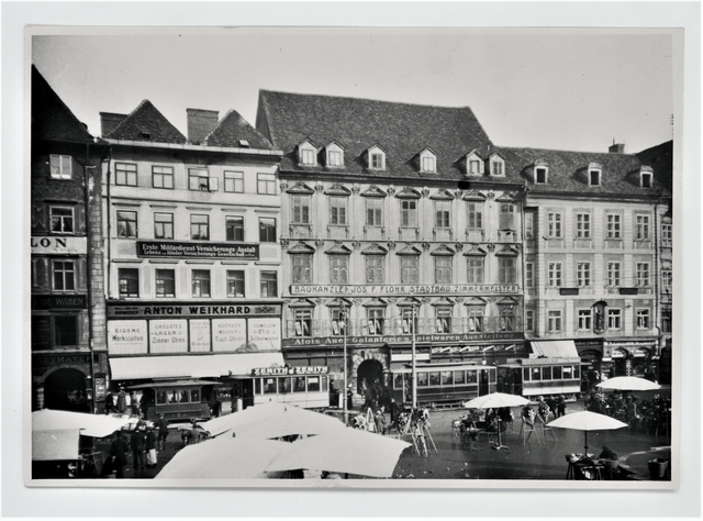 Passend: Bis zum Abbruch 1914 fügte sich das Haus Nummer 14 (rechts neben dem Weikhard-Haus) gut in das Stadtbild ein.