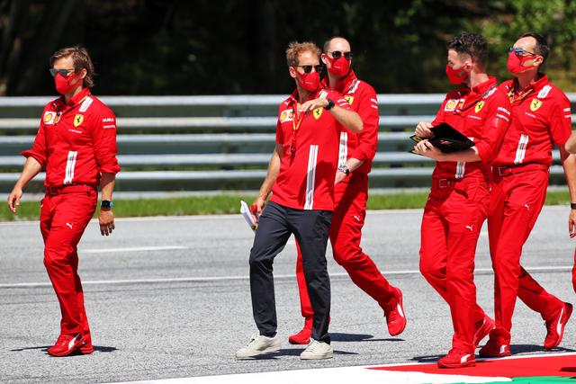 Sebastian Vettel mit Schutzmaske bei der Streckenbesichtigung.