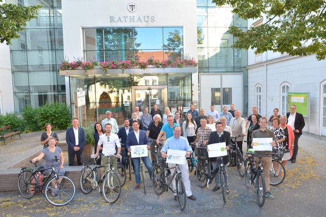 Noch mehr GemeinderätInnen als ohnehin üblich kamen unmotorisiert zur Sitzung am 29. Juni 2020.
 | Foto: Stadtgemeinde Tulln