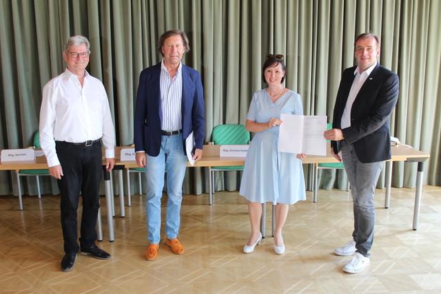 Pressekonferenz über das Fachkräftestipendium für Pflege- und Sozialberufe in der Region mit Direktor der SOB Pinkafeld Mag. Karl Hirt, Bürgermeister Kurt Maczek, Stipendienbezieherin Karin Novakovits und Nationalratsabgeordneten Mag. Christian Drobits. | Foto: Bettina Homonnai